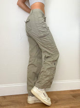 Load image into Gallery viewer, Tan Low Rise Y2K Cargo Pants (M)
