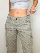 Load image into Gallery viewer, Tan Low Rise Y2K Cargo Pants (M)
