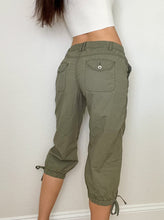 Load image into Gallery viewer, Green Early 2000s Cargo Capri Pants (S)
