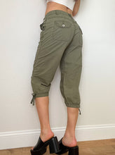 Load image into Gallery viewer, Green Early 2000s Cargo Capri Pants (S)
