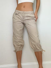Load image into Gallery viewer, Beige Early 2000s Cargo Capri Pants (S)
