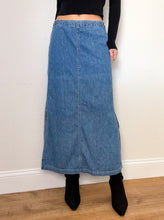 Load image into Gallery viewer, Vinage 90s Denim Maxi Skirt (S)
