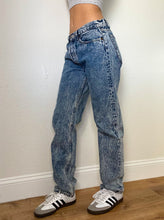Load image into Gallery viewer, Vintage Acid Wash Low Rise Levi&#39;s Jeans (M)
