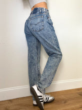 Load image into Gallery viewer, Vintage Acid Wash Low Rise Levi&#39;s Jeans (M)
